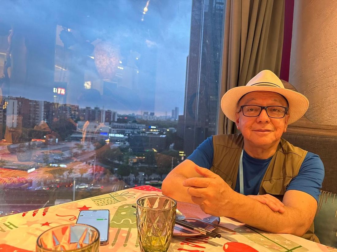Cena de negocios con vista a la ciudad durante el viaje empresarial