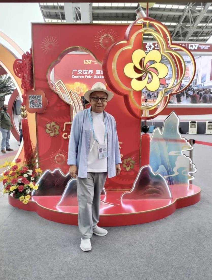Asesor de China Business Group en una instalación decorativa de la feria