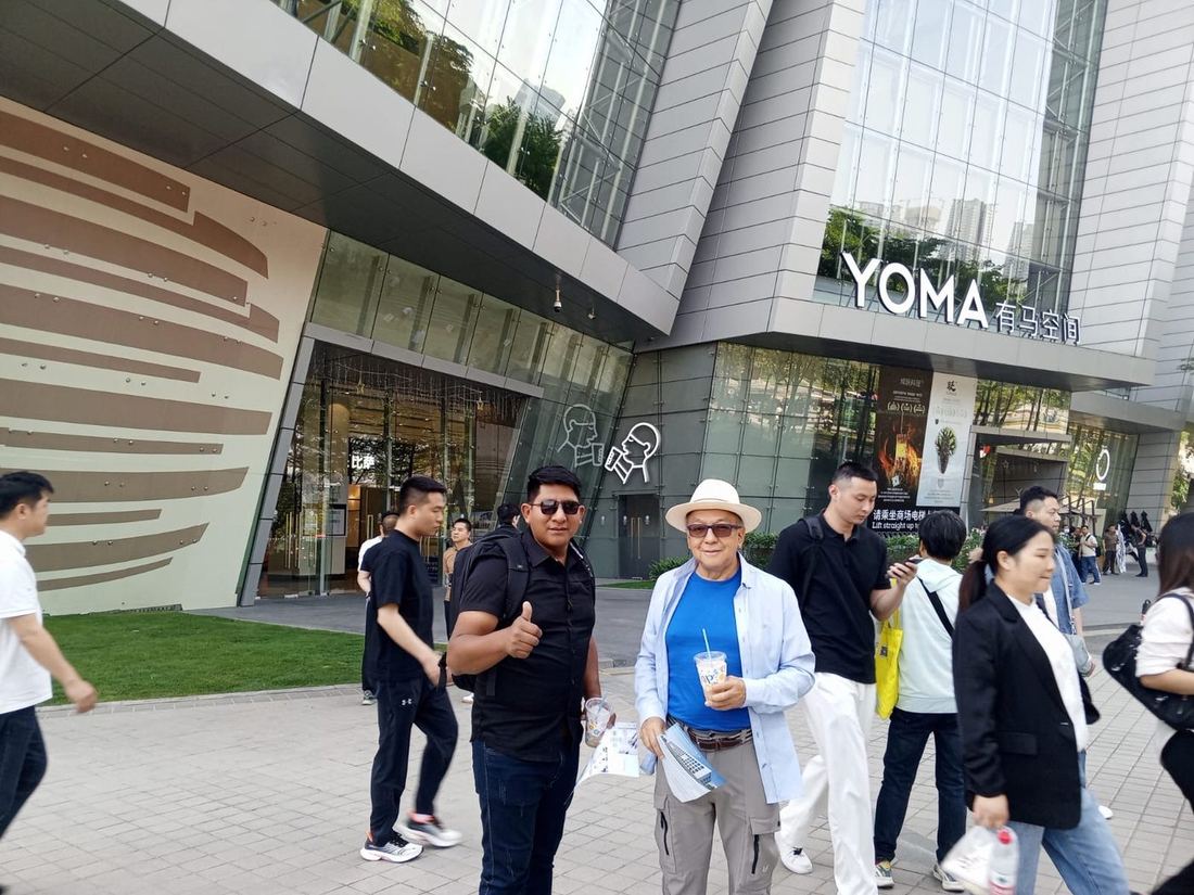 Grupo de empresarios recorriendo la ciudad durante el viaje