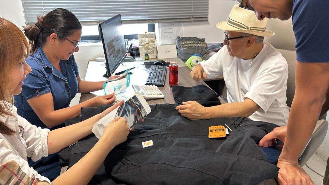 Revisión de muestras de producto junto a un fabricante chino