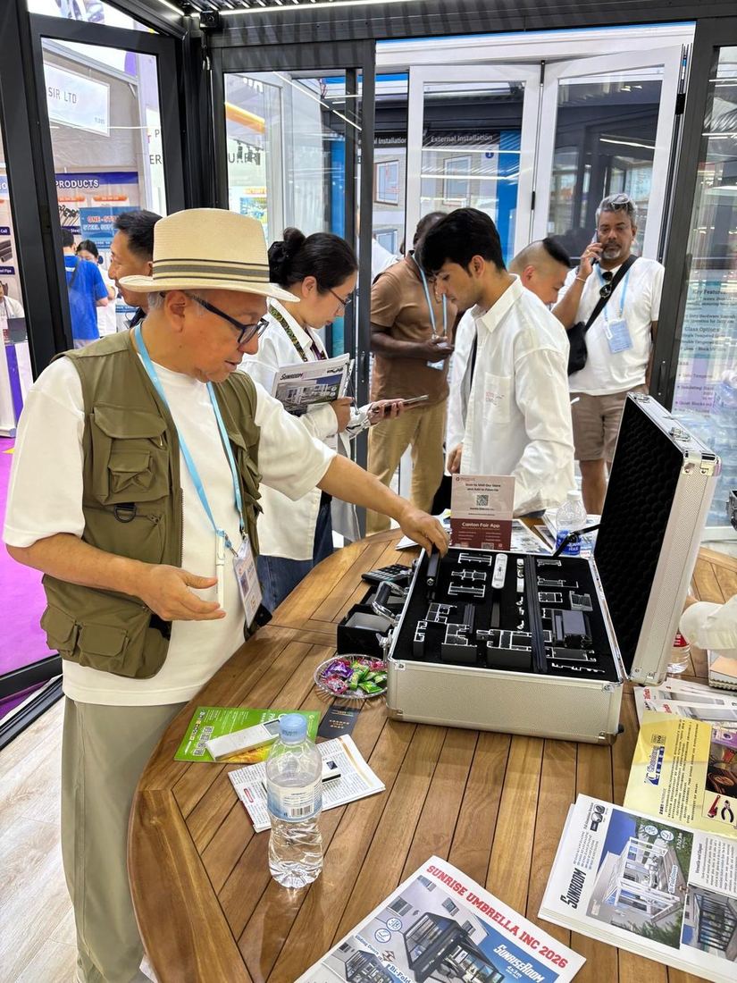 Revisión de maquinaria y equipos en un stand de la feria en China