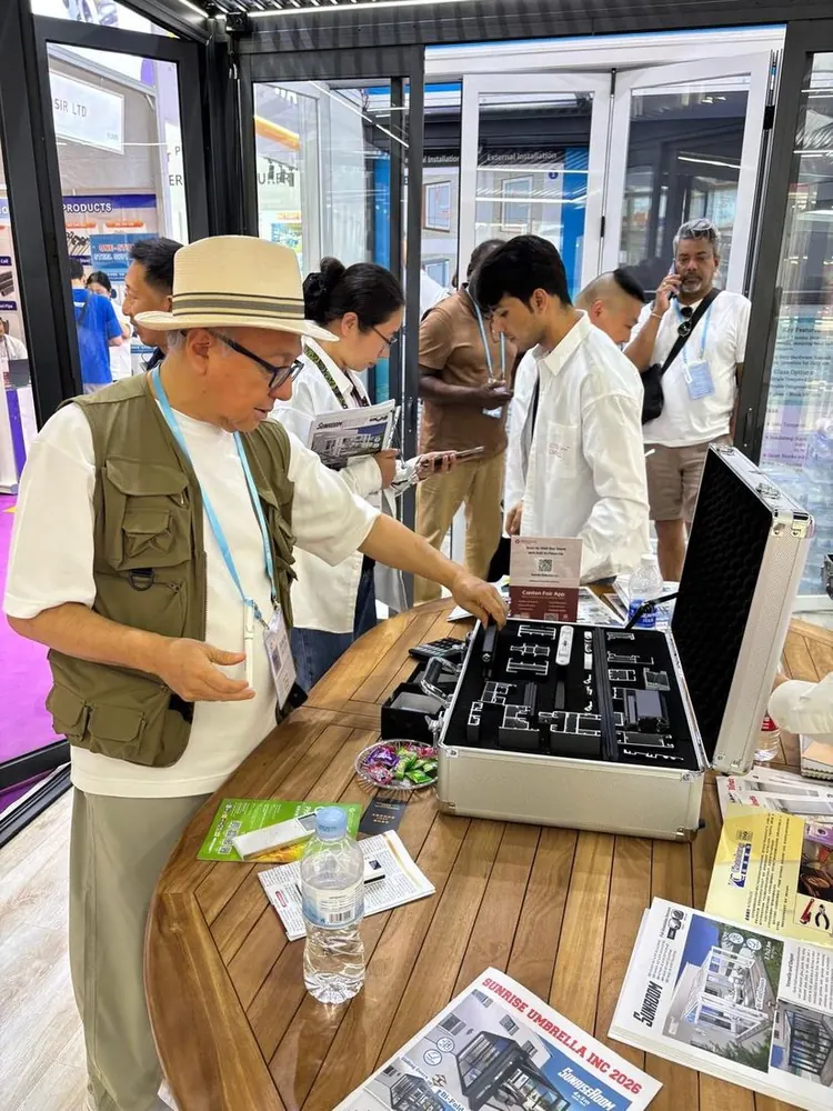 Revisión de maquinaria y equipos en un stand de la feria en China