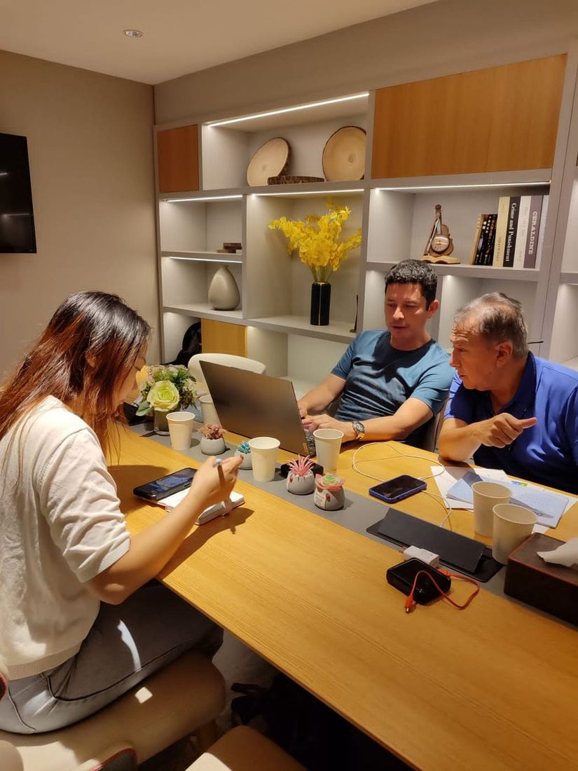 Reunión de negociación con proveedores durante un viaje empresarial a China