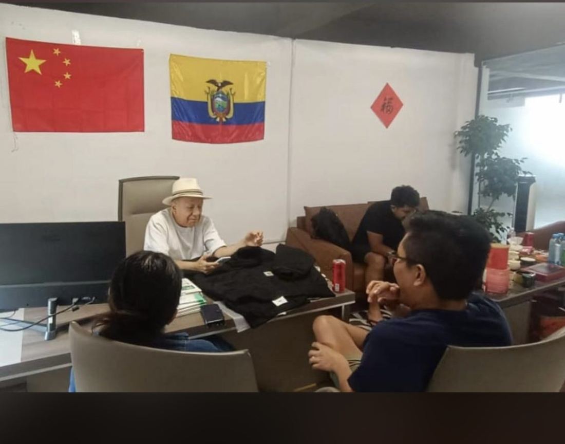 Jornada de trabajo del equipo de China Business Group con banderas de China y Ecuador