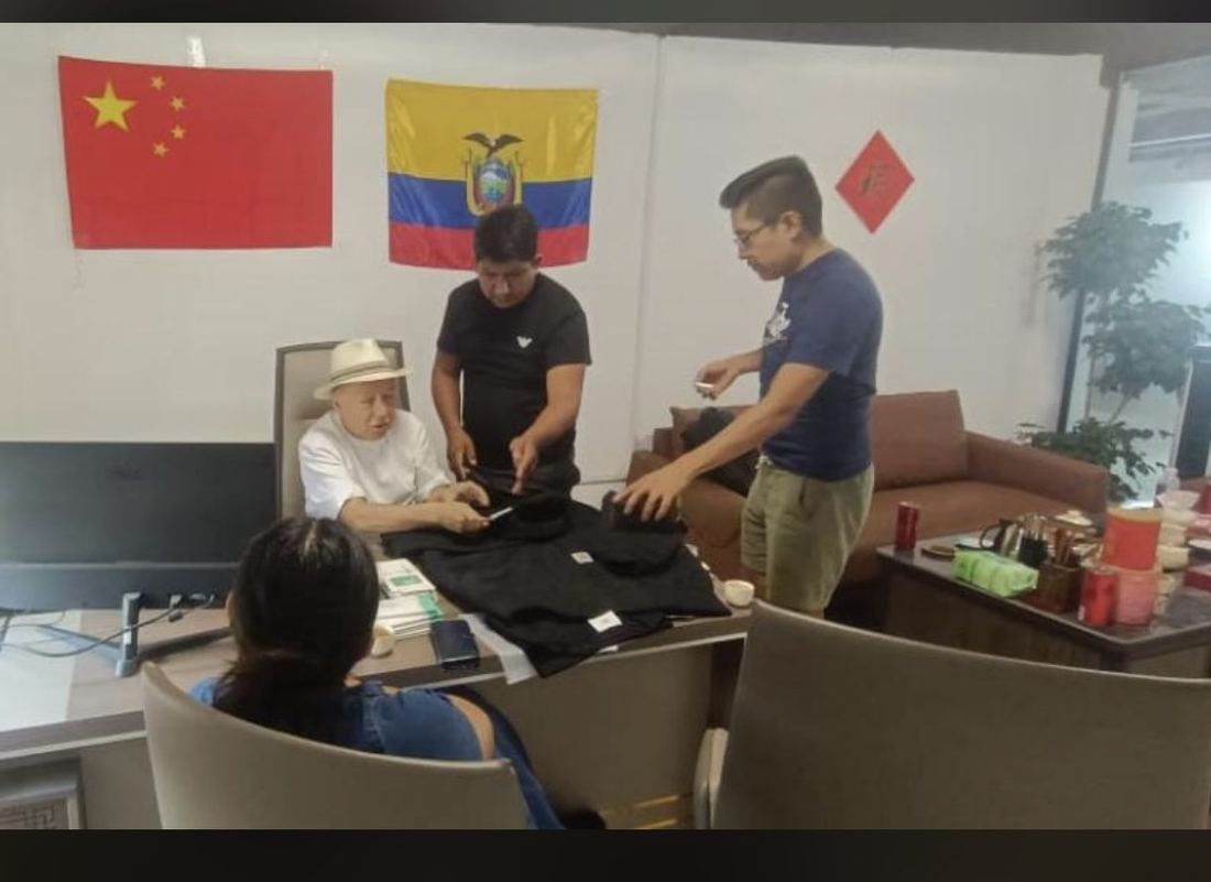 Revisión de prendas y textiles con proveedores en China