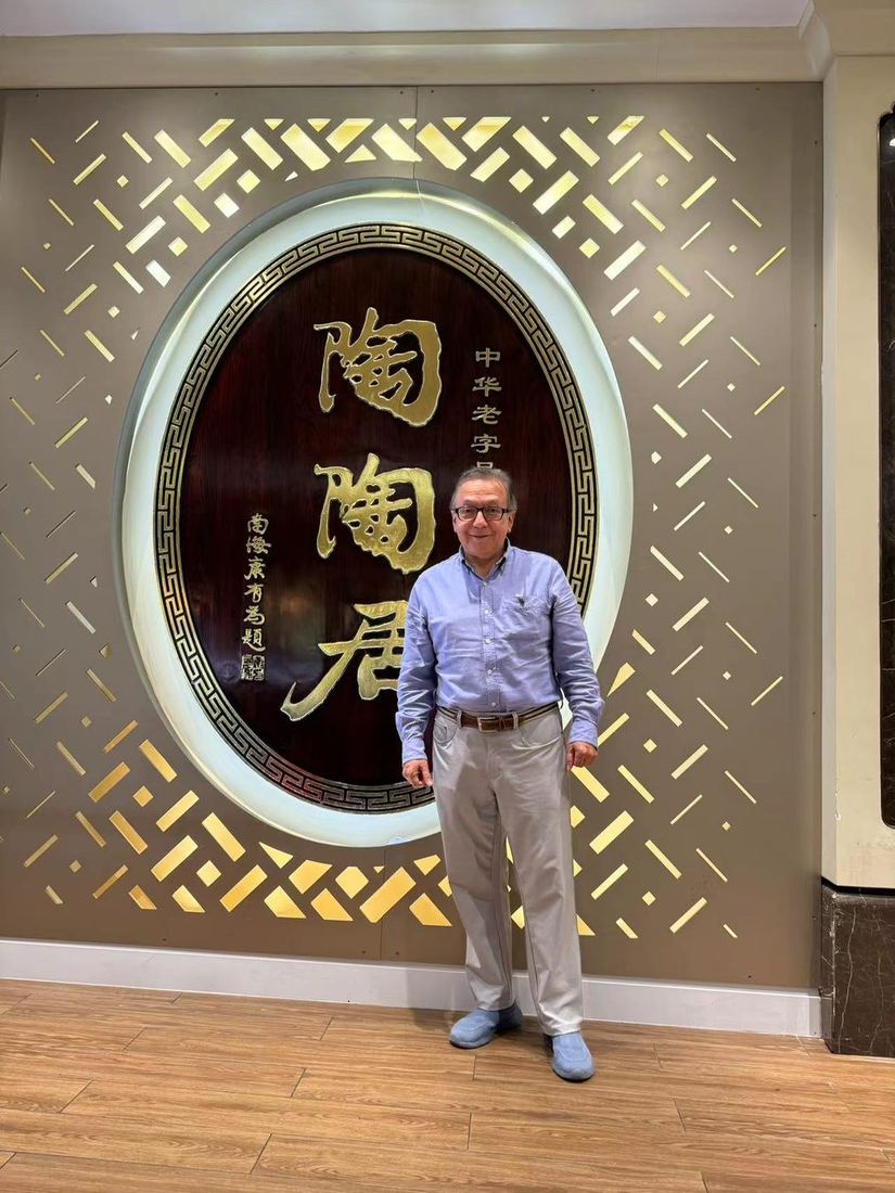 Visita a un restaurante tradicional chino durante el viaje empresarial
