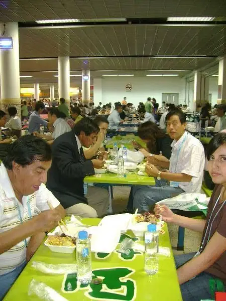 Almuerzo del grupo en un restaurante local en China
