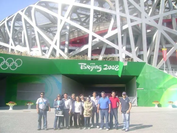 Grupo de empresarios en el Parque Olímpico de Beijing