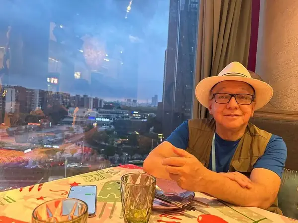 Cena de negocios con vista a la ciudad durante el viaje empresarial