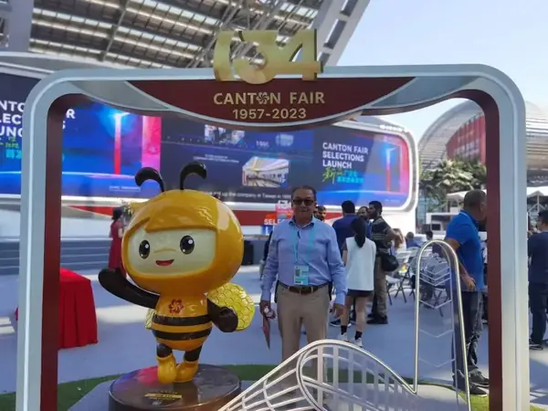 Asesor de China Business Group junto al arco conmemorativo de la Feria de Cantón