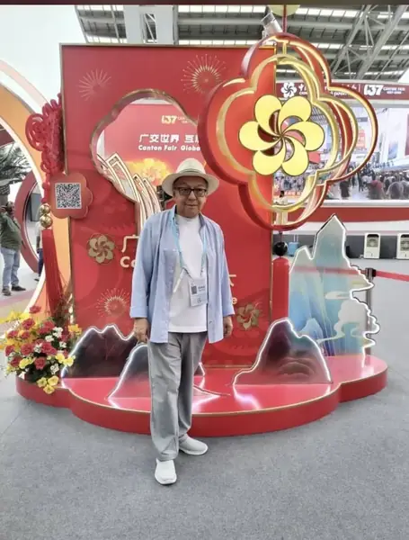 Asesor de China Business Group en una instalación decorativa de la feria