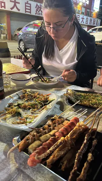 Puesto de comida tradicional china durante el viaje