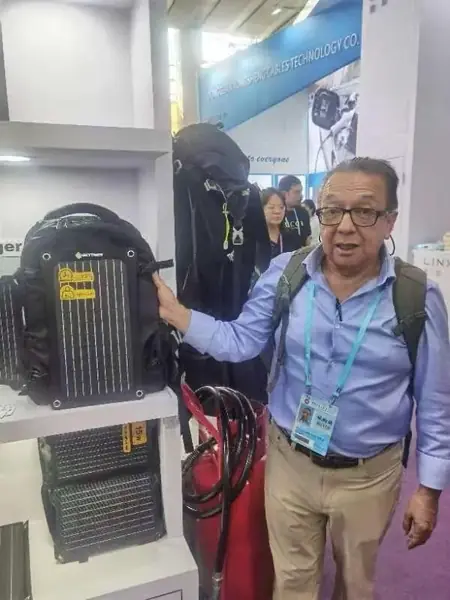 Inspección de mochilas y equipaje en un stand de la feria