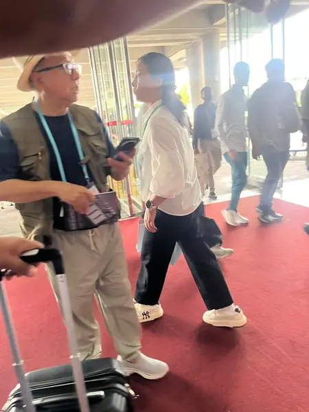 Llegada al recinto ferial con equipaje al inicio de la jornada