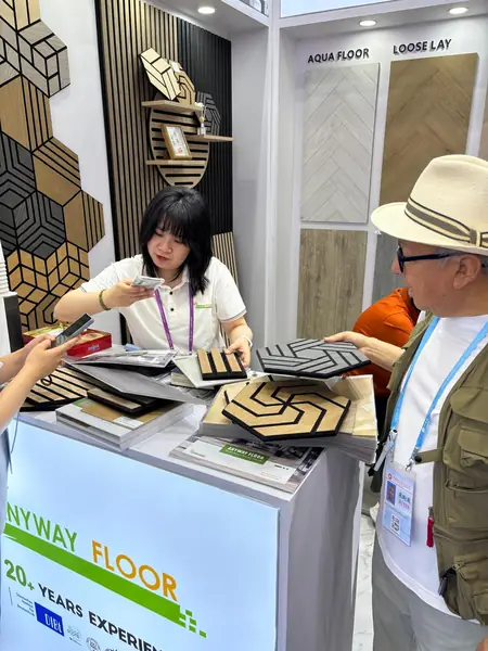 Inspección de muestras de pisos y acabados en un stand