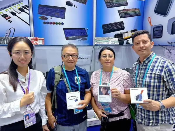 Empresarios junto a expositores chinos mostrando productos