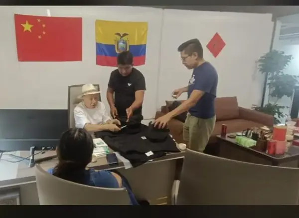 Revisión de prendas y textiles con proveedores en China