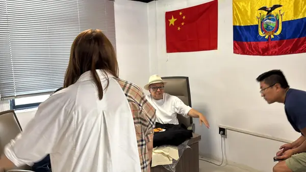 Jornada de trabajo en oficina con banderas de China y Ecuador