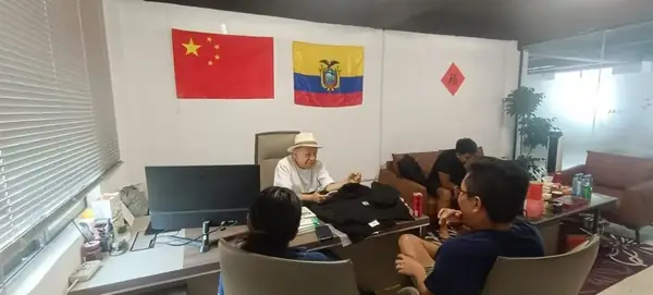Sala de trabajo del equipo durante la jornada en China