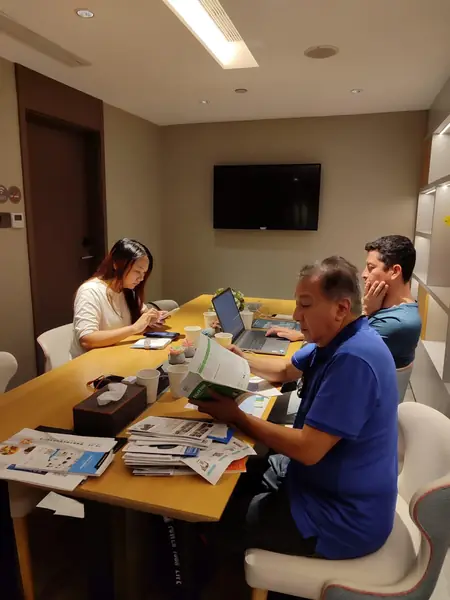 Reunión de trabajo con proveedores en una sala privada