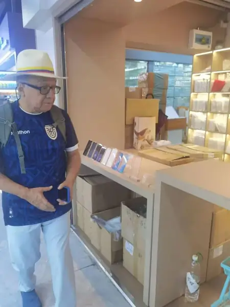 Revisión de producto en el exhibidor de un fabricante