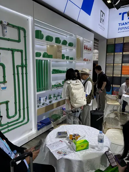 Stand de sistemas de tubería industrial en la Feria de Cantón