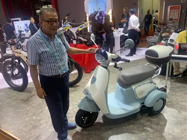 Revisión de scooters y vehículos eléctricos en un stand de la feria