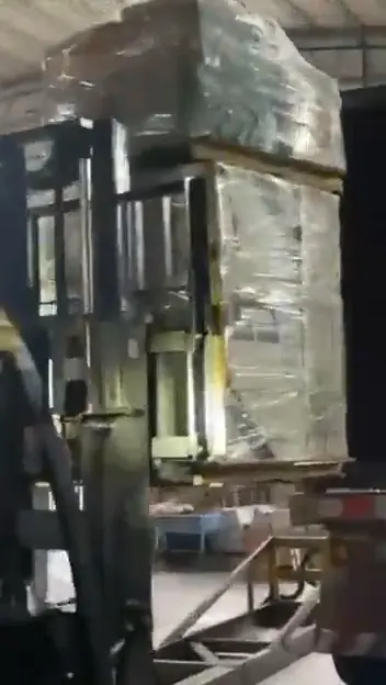 Montacargas moviendo mercancía en la bodega de consolidación