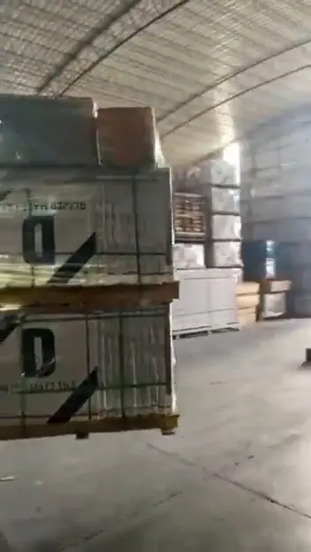 Carga de mercancía en un contenedor para exportación