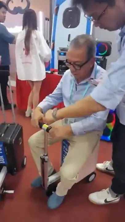 Asesor probando un scooter eléctrico en un stand de la Feria de Cantón