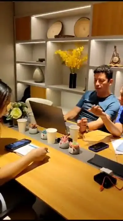 Reunión de trabajo del grupo durante el viaje