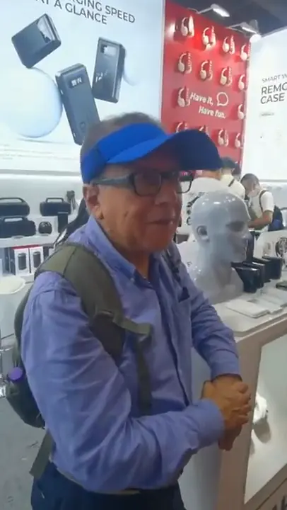 Revisión de accesorios y fundas para teléfono en un stand
