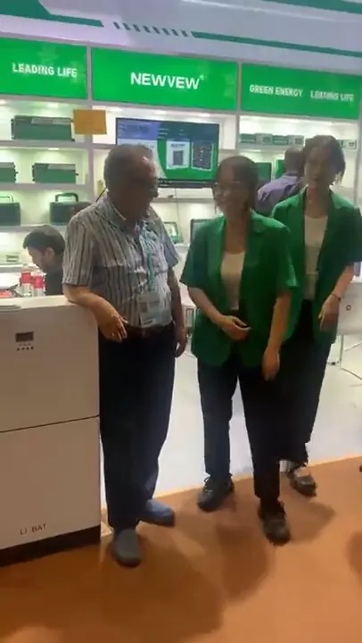Recorrido por un stand de sistemas de energía con la expositora
